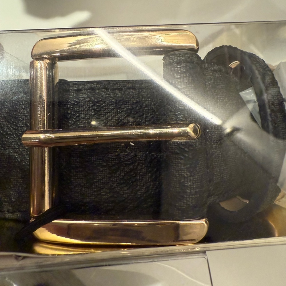 Michael Kors Women's Vegan leather Belt with gold buckle and accents. Size Large - Picture 6 of 8